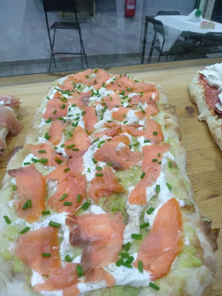 pizza con salmone e stracciatella