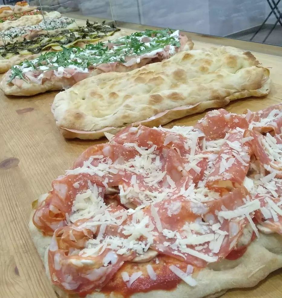 pizza alla pala servita su tagliere di legno