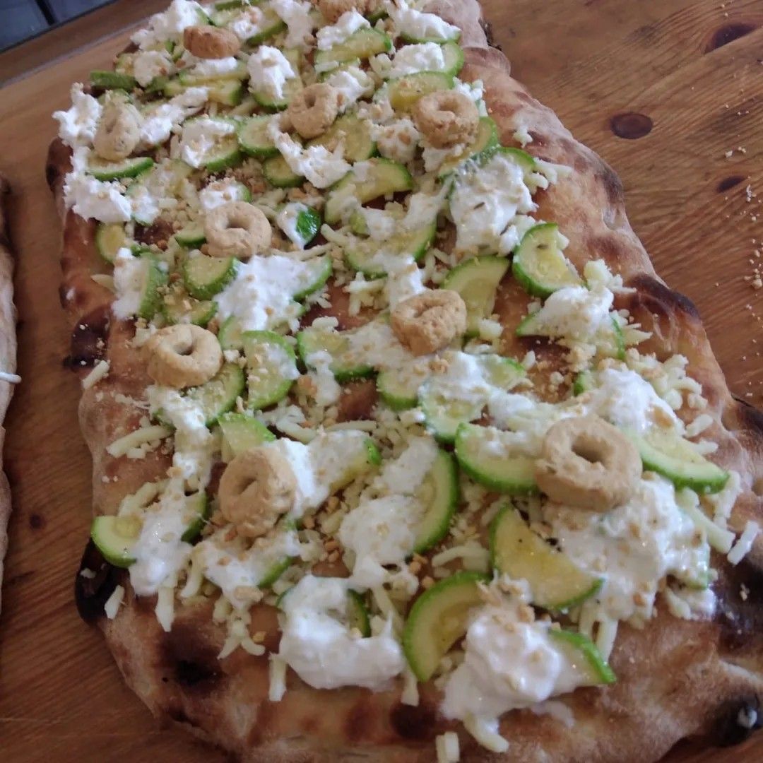 pizza con verdure, mozzarella e affettati