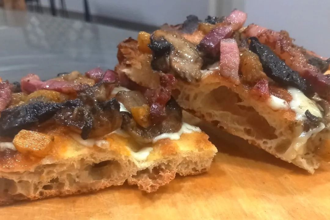 schiacciata decorata con ingredienti della tradizione