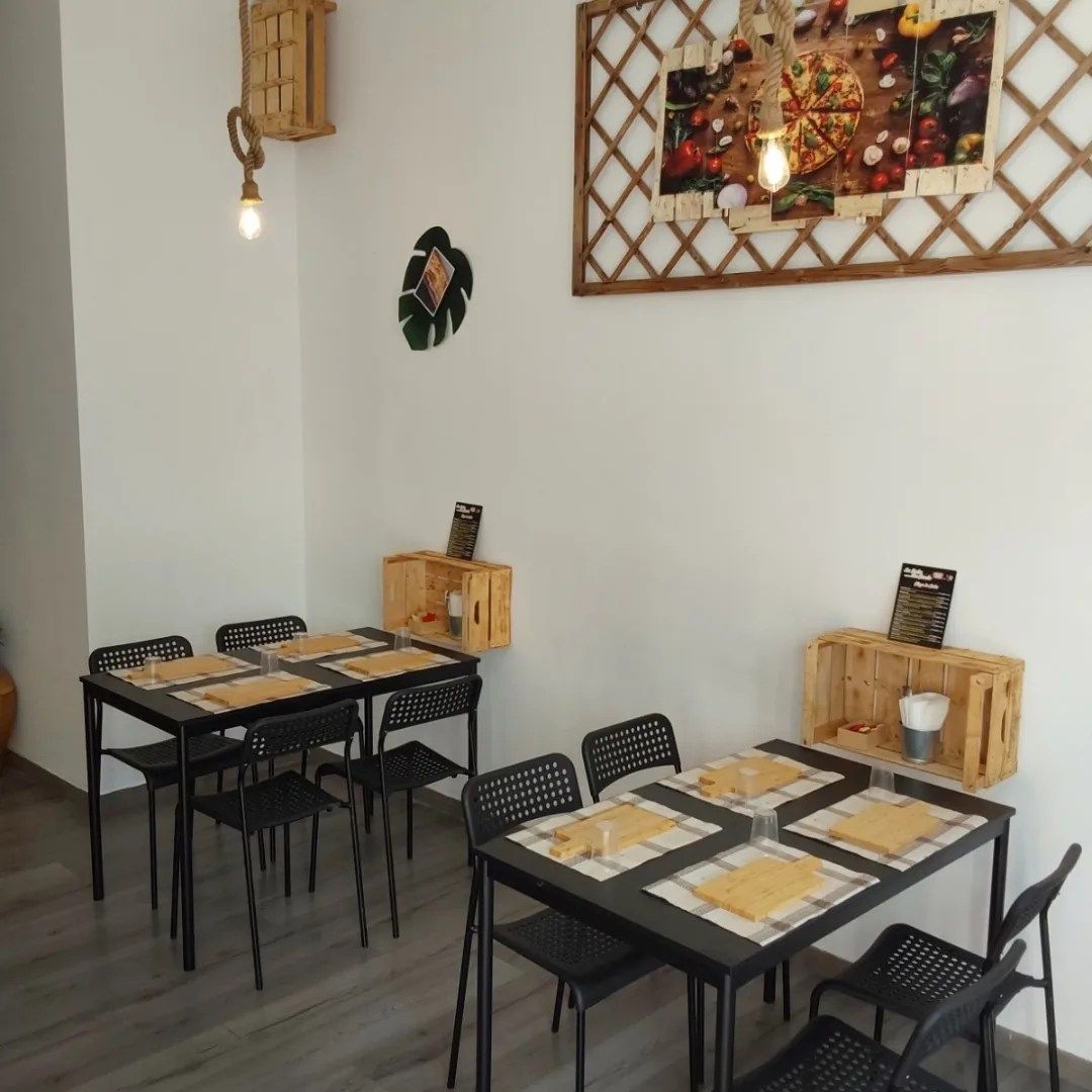 interno della pizzeria con tavoli