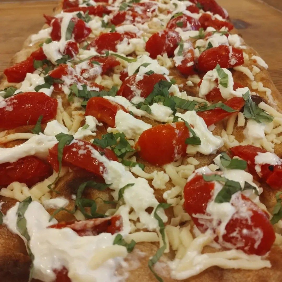 pizza con pomodorini freschi e mozzarella