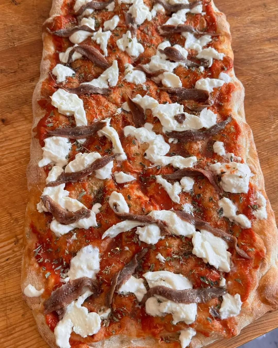 pizza con pomodorini secchi e mozzarella