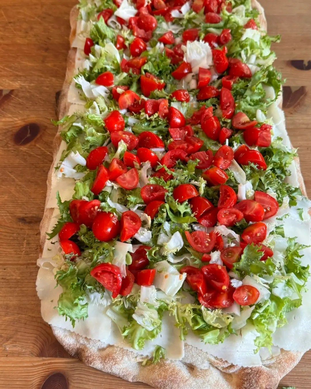 pizza con pomodorini freschi