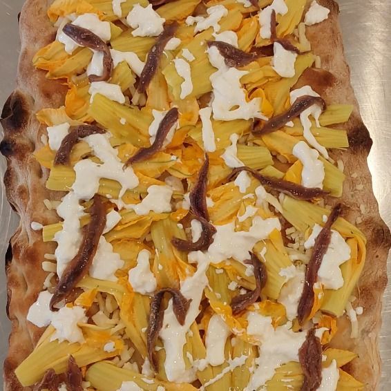pizza con verdure, acciughe e mozzarella