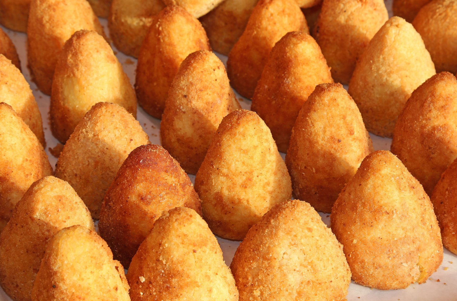 mix di pizza, crocchette di patate, arancini e panzerotti per catering