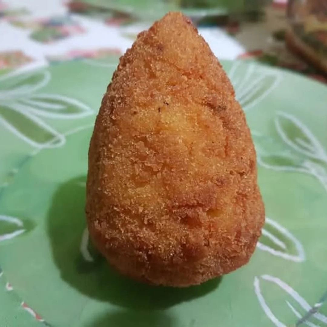 pizza con verdure, acciughe e mozzarella