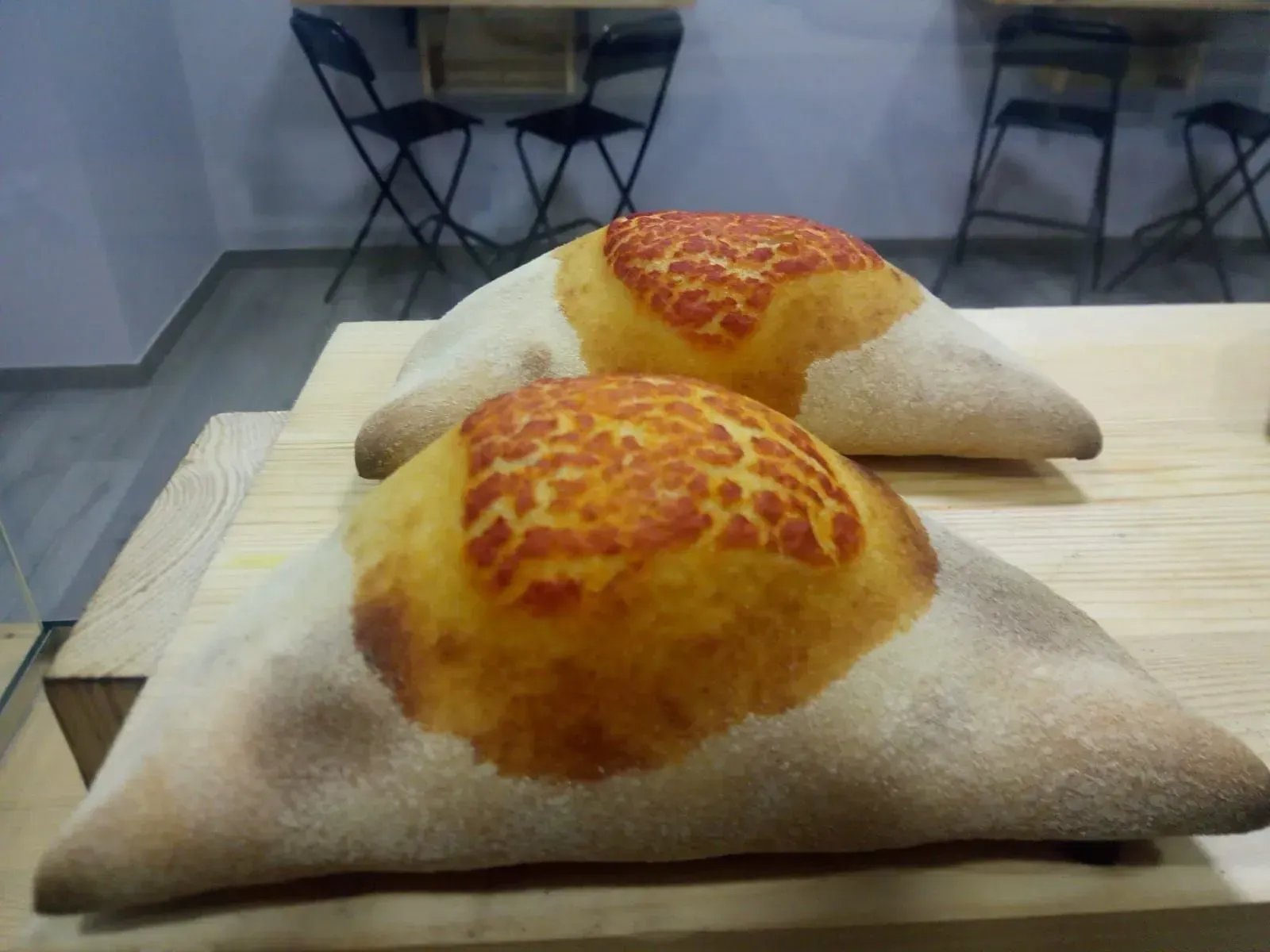 calzone ripieno di pomodoro e mozzarella