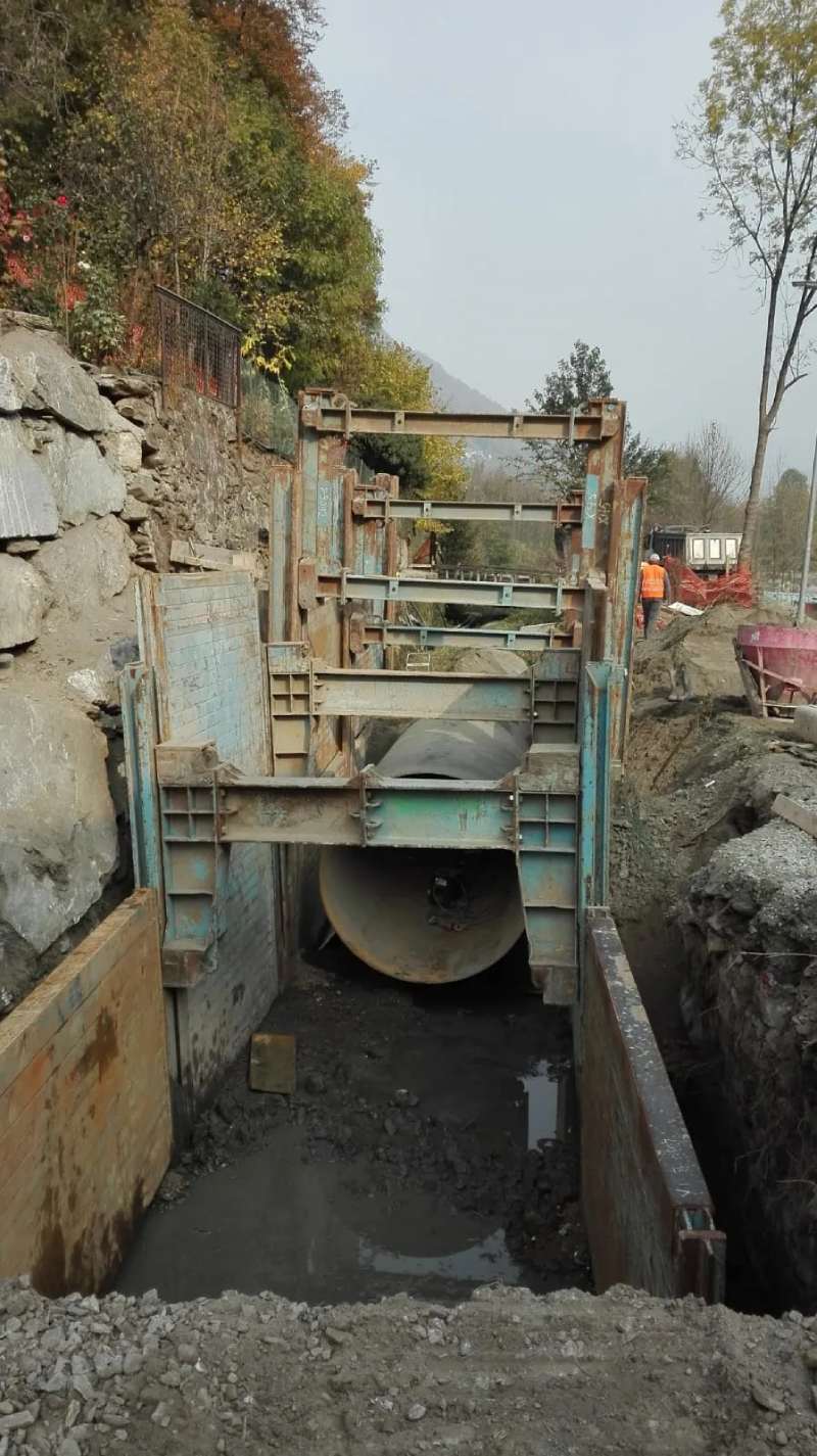 scavo edile con armatura e condotta di grande diametro