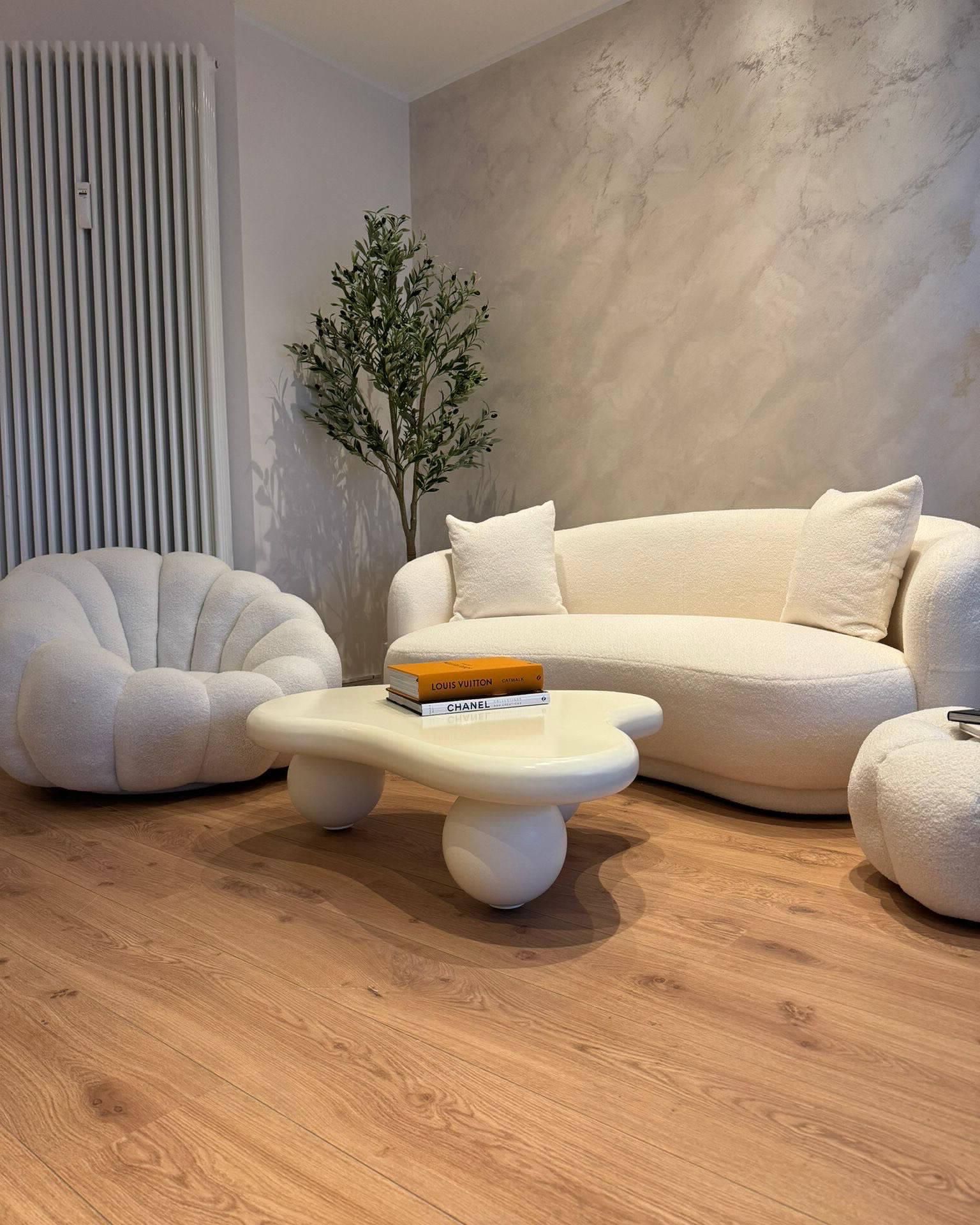 Ein Wohnzimmer mit einer Couch, Stühlen und einem Couchtisch.