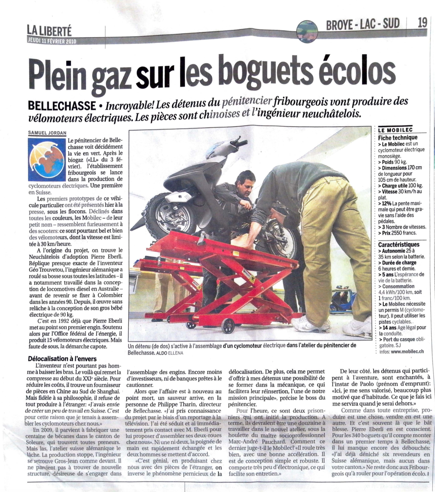 Un article de journal avec une photo de deux hommes travaillant sur une moto.