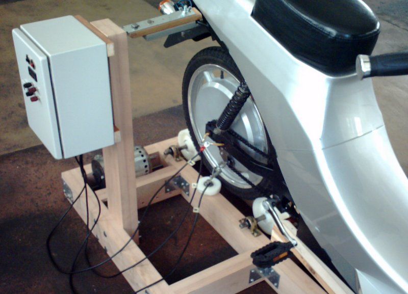 Une moto est assise sur un support en bois