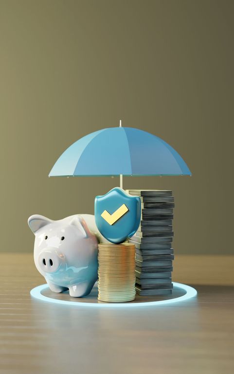 Salvadanaio, pile di soldi e scudo sotto un ombrello blu, che rappresentano la protezione finanziaria.