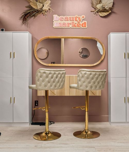A living room filled with furniture and a table in a salon.
