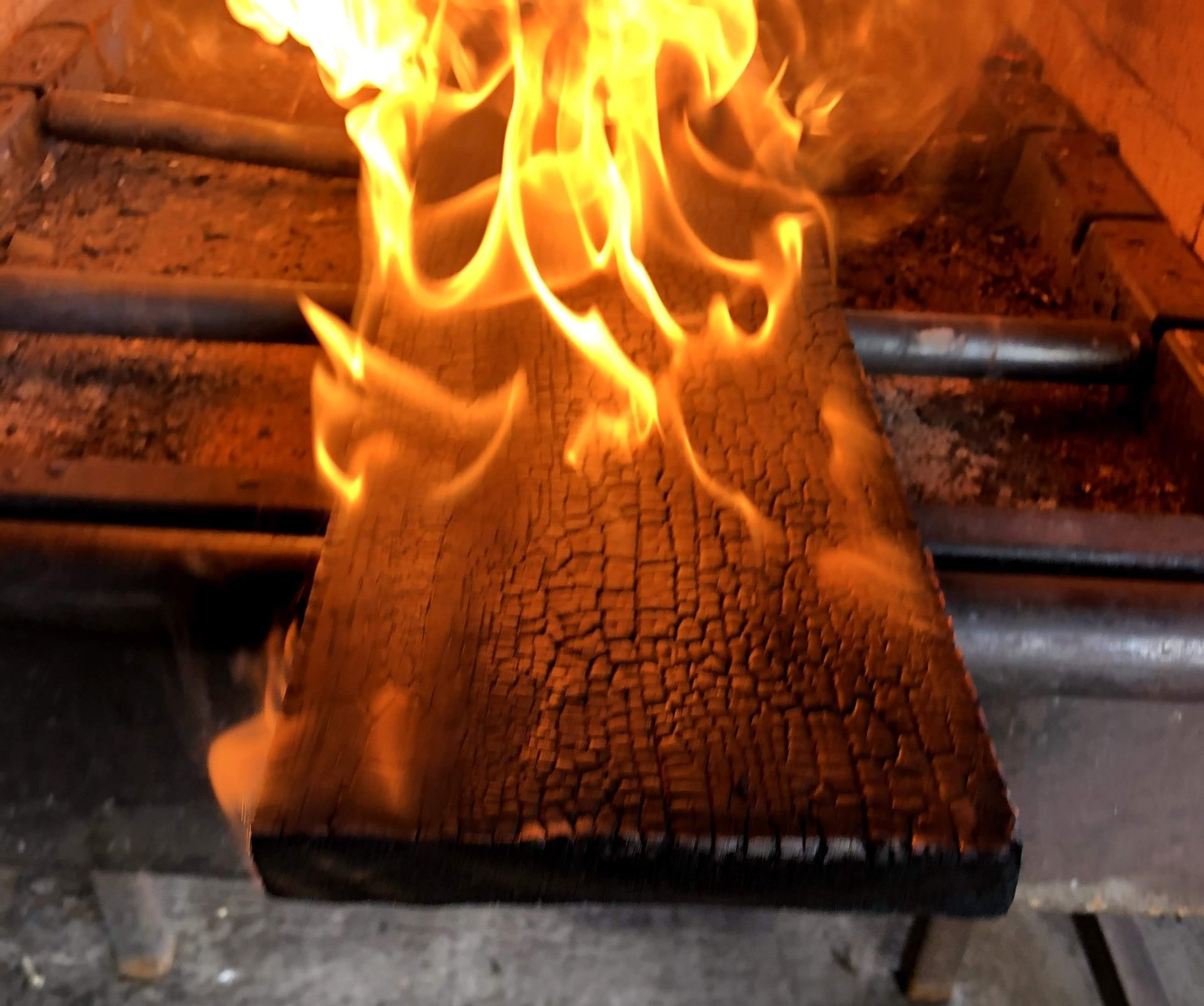 Shou Sugi Ban - Brûler plusieurs espèces de bois