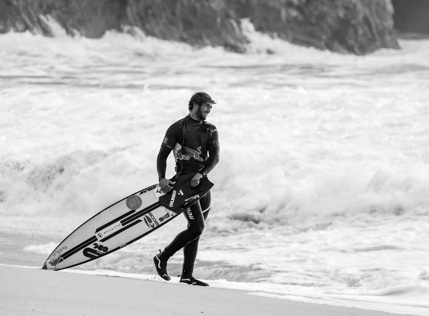 Surfer Lucas Chumbo am Strand von Nazare Portugal