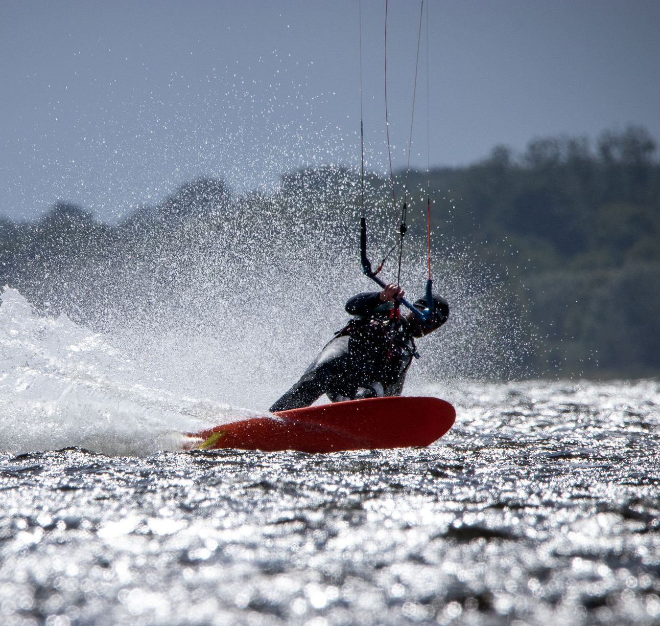Ein Kiter im Wasser an der Ostsee in Heiligendamm bei Rostock Mecklenburg Vorpommern