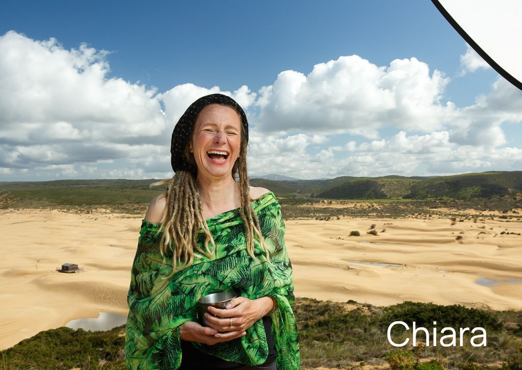 Portät einer Frau mit blonden Dreadlocks vor einer Düne am Meer an der Algarve in Portual