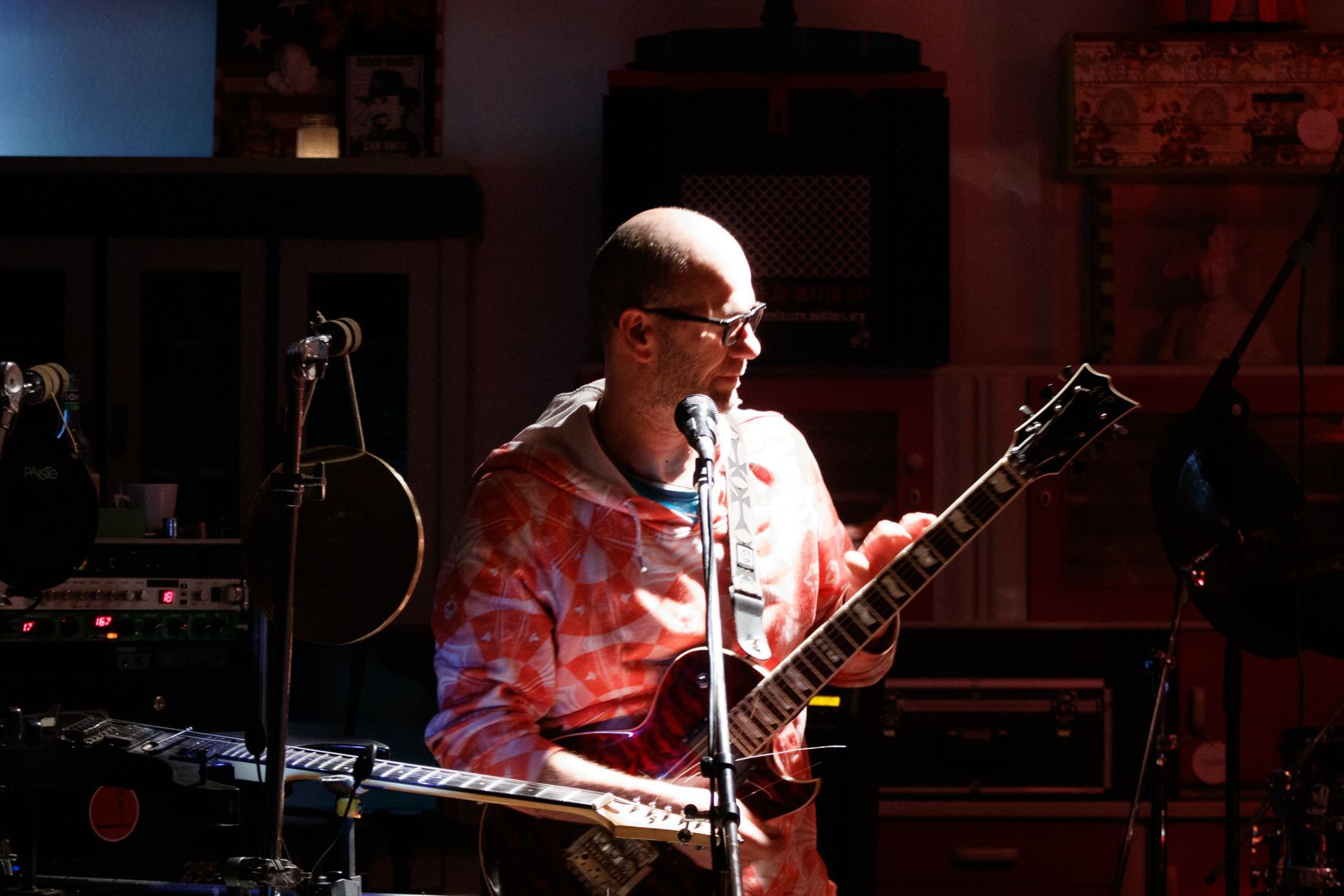 Ein Mann, der Gitarre spielt und in ein Mikrofon singt