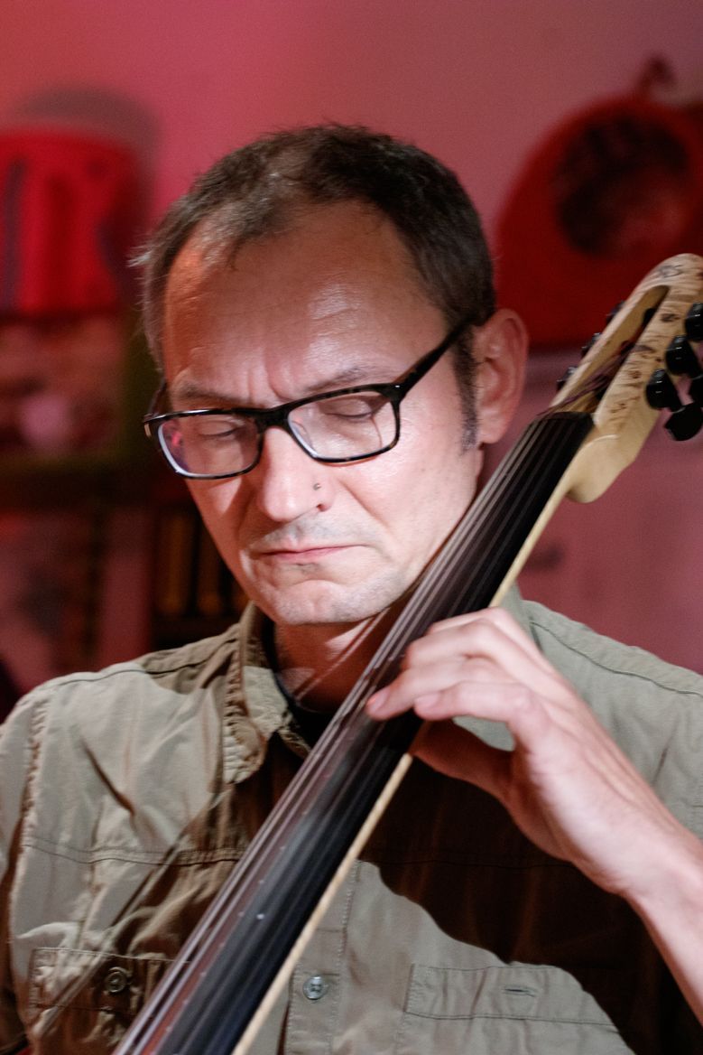 Ein Mann mit Brille spielt Kontrabass