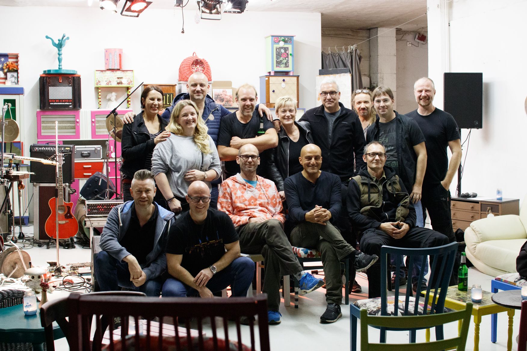 Eine Gruppe von Menschen, die in einem Raum für ein Foto posieren