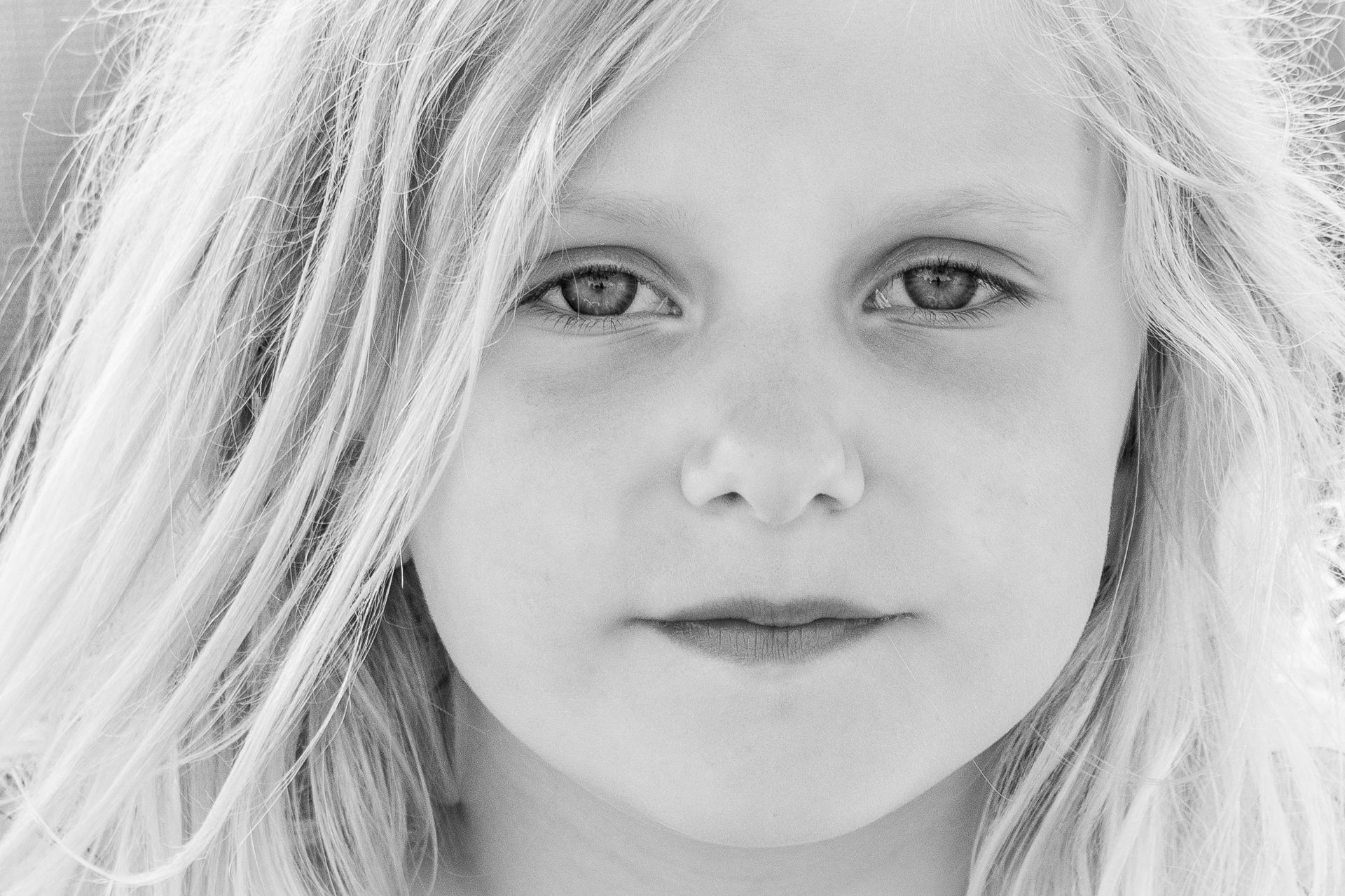 Schwarzweißfoto eines blonden Mädchens mit langen Haaren
