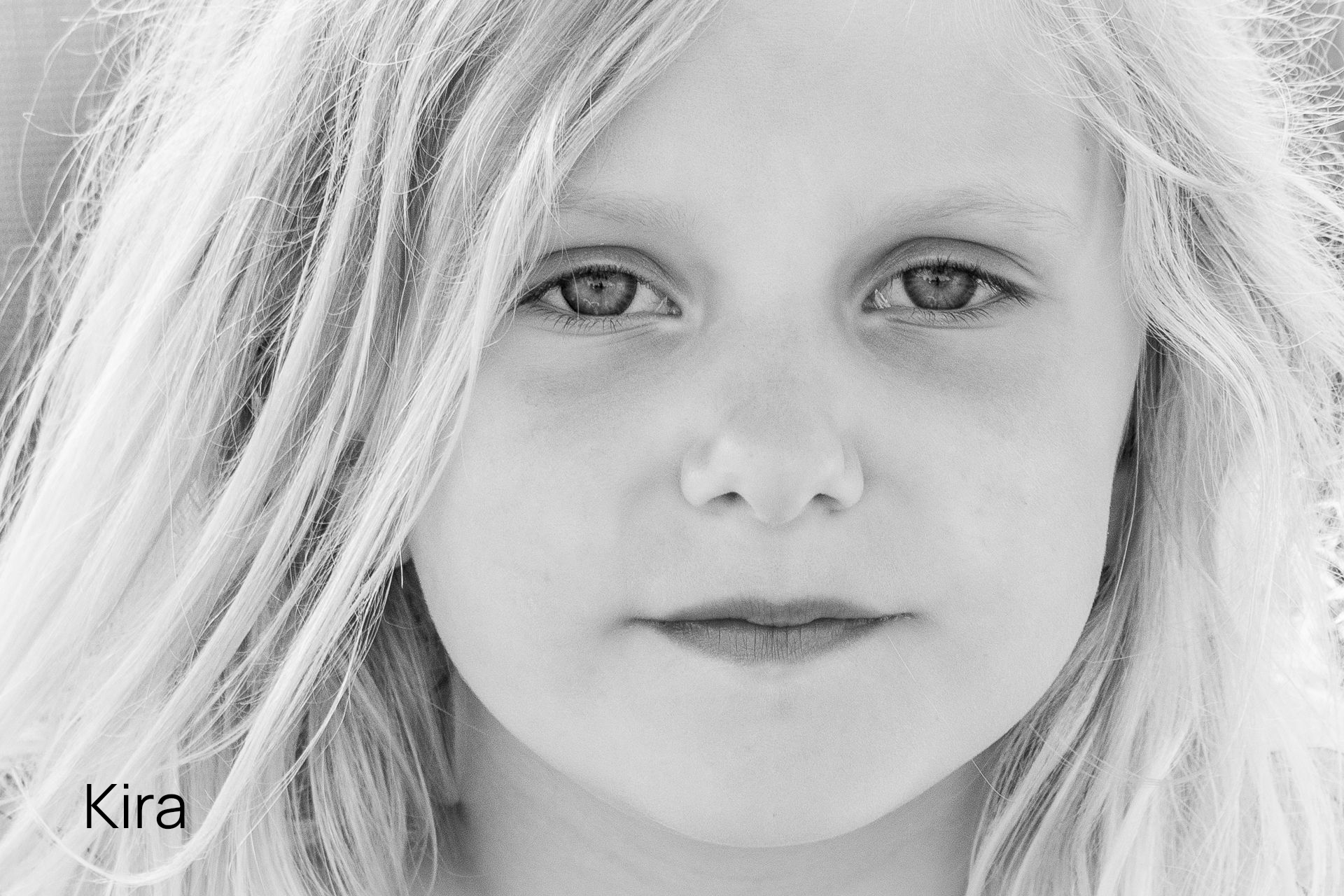 Schwarzweißfoto eines blonden Mädchens mit langen Haaren