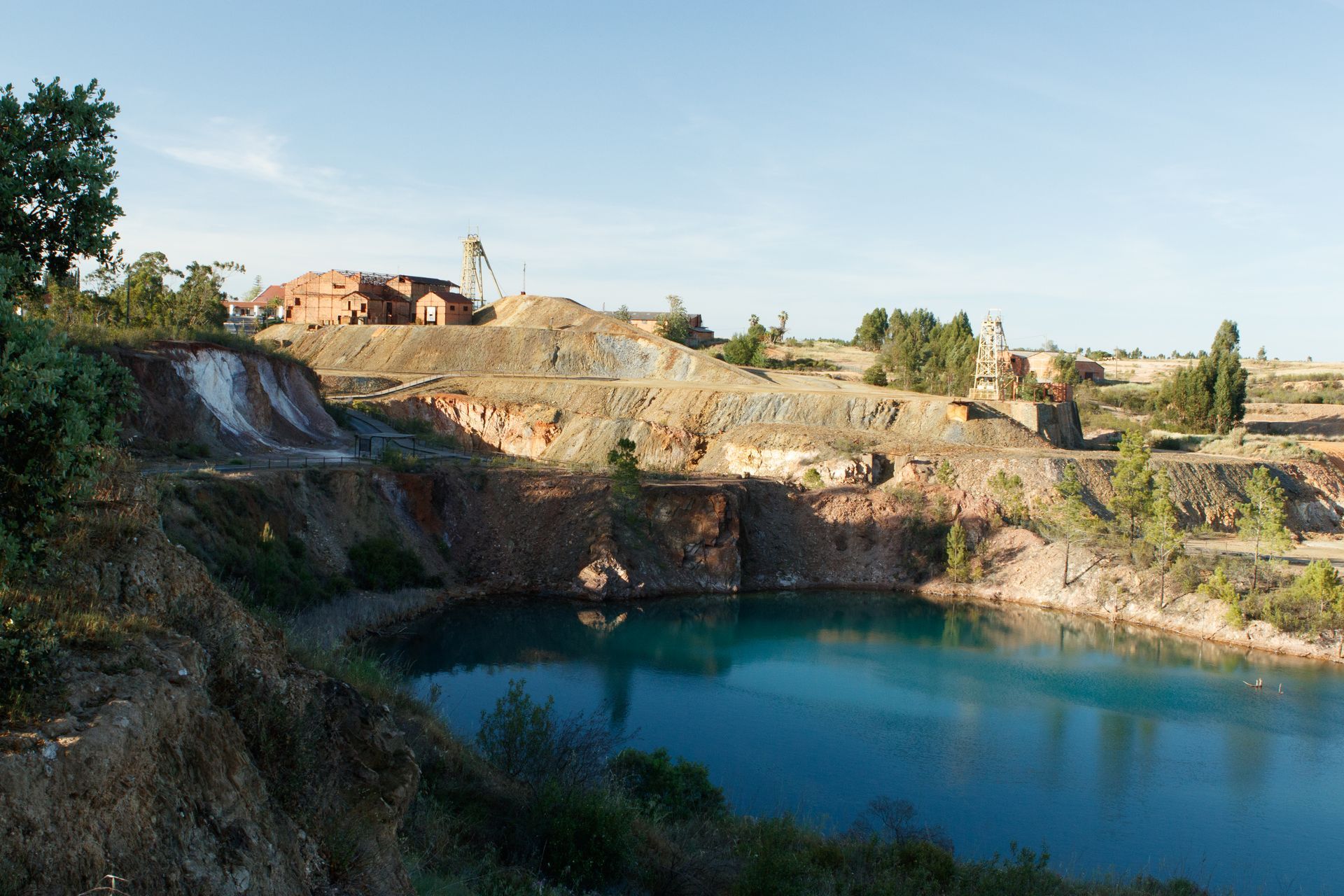 Ein großes Gewässer, umgeben von Felsen und Bäumen