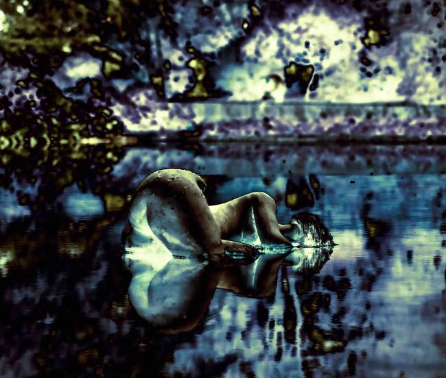 Robert Liedtke Photo Squad 711 Eine nackte Frau liegt im Eis blauen Wasser