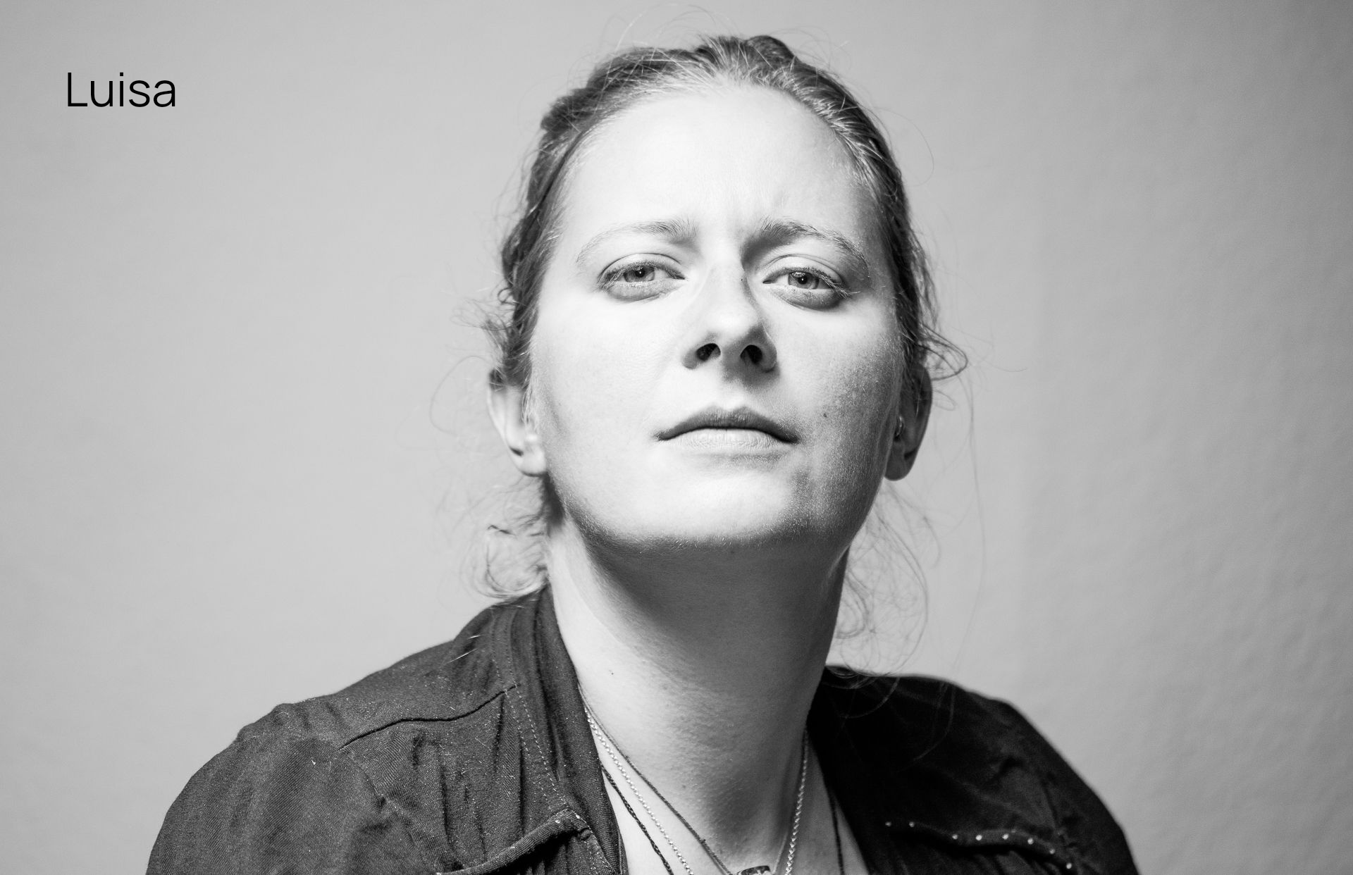 Schwarzweißfoto Porträt einer Frau, die herausfordernd intensiv in die Kamera schaut