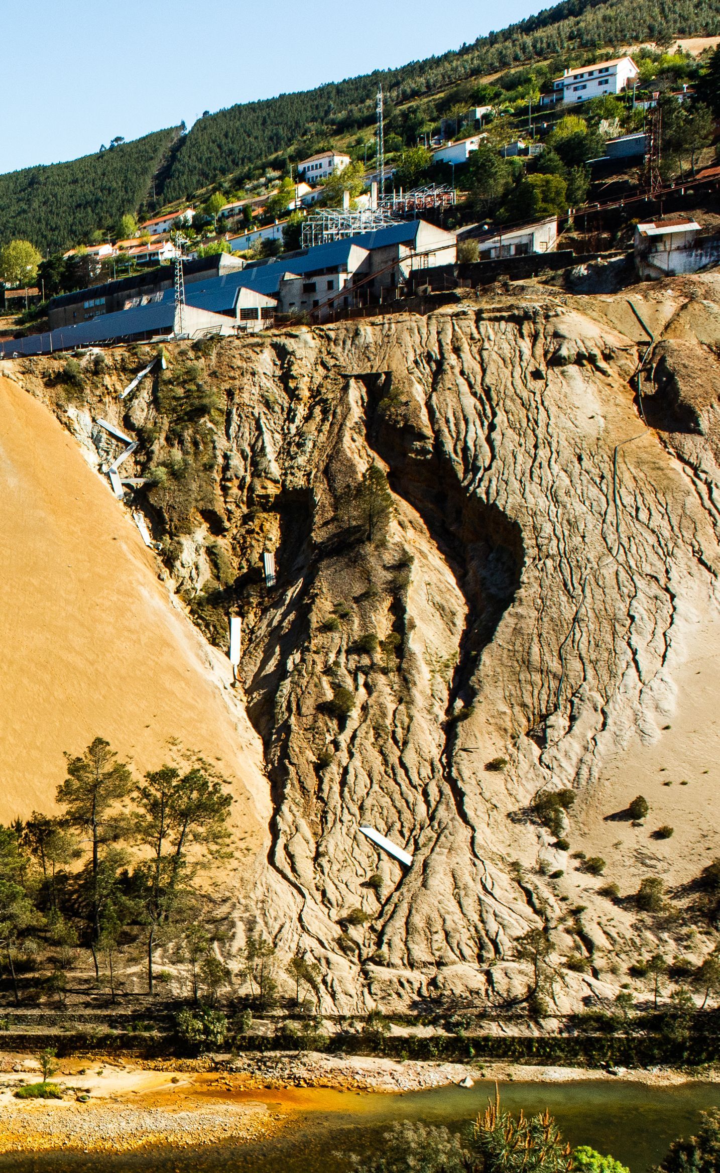 Eine große Felsklippe mit einem Fluss im Vordergrund