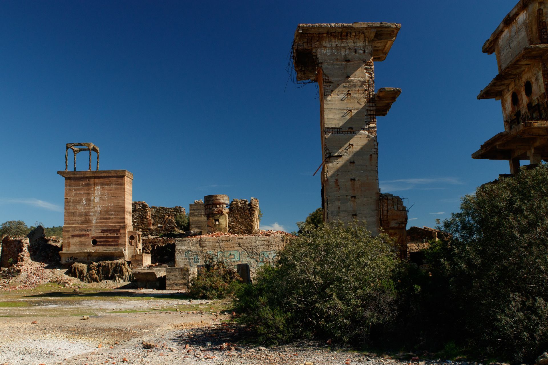 Ein zerstörtes Gebäude mit einem blauen Himmel im Hintergrund
