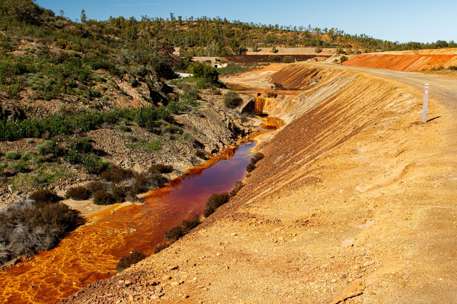 Eine unbefestigte Straße, durch die ein Bach fließt