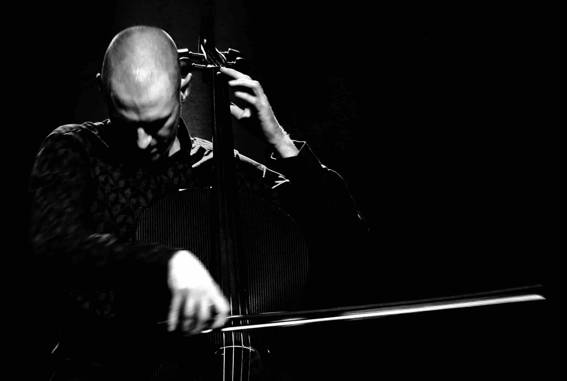 Robert Liedtke Photo Squad 711 Ultracello Schwerin 2018: A man plays the cello in a black and white photo.