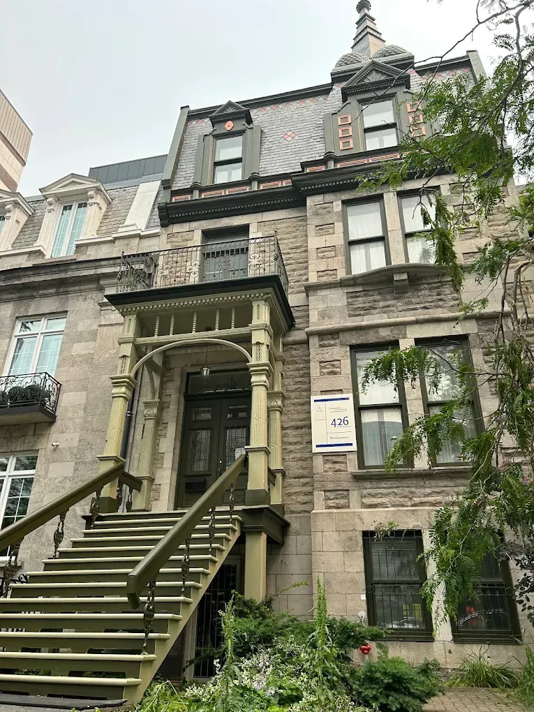 Peinture extérieure professionnelle sur bâtiment en briques avec escaliers d’entrée