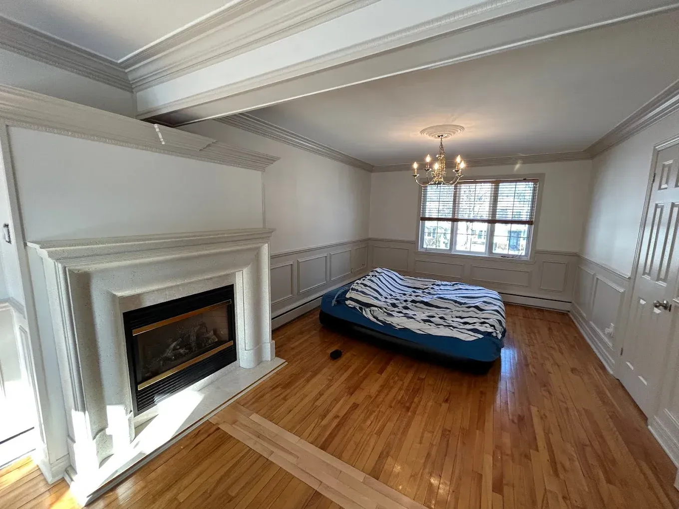 Peinture intérieure d’une chambre avec lit et cheminée