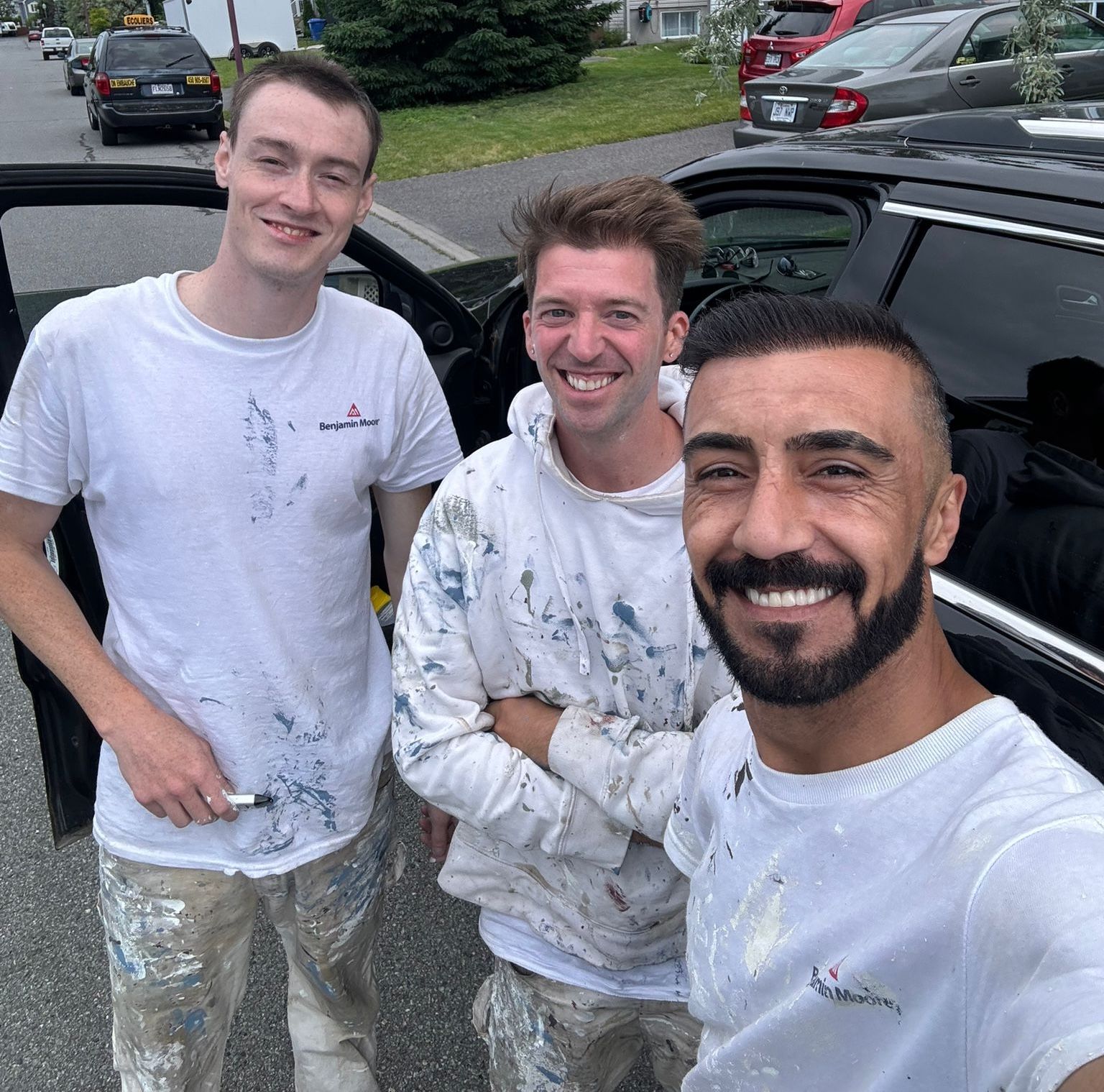 Peinture de plafond réalisée par un professionnel dans une pièce résidentielle