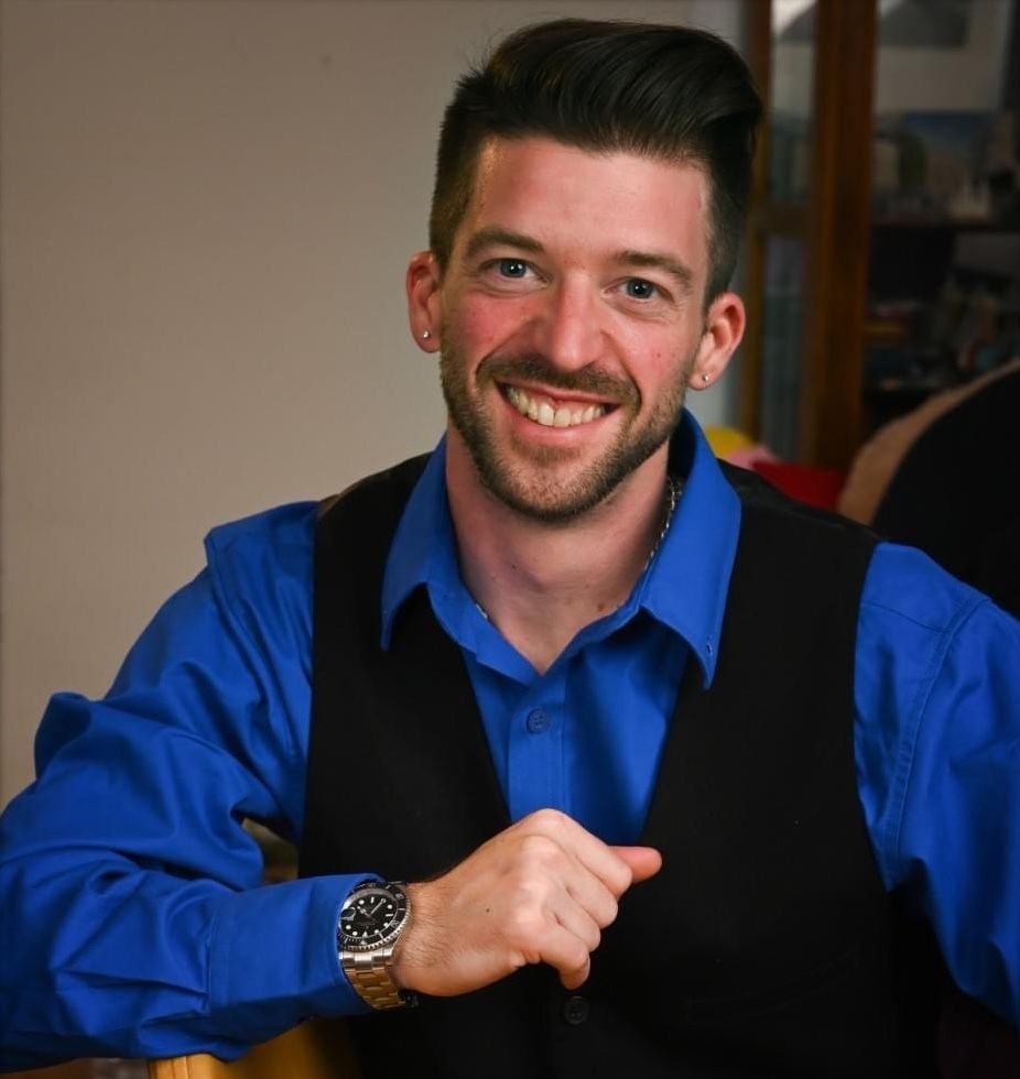 Peintre professionnel vérifiant la régularité de la surface en peignant une porte