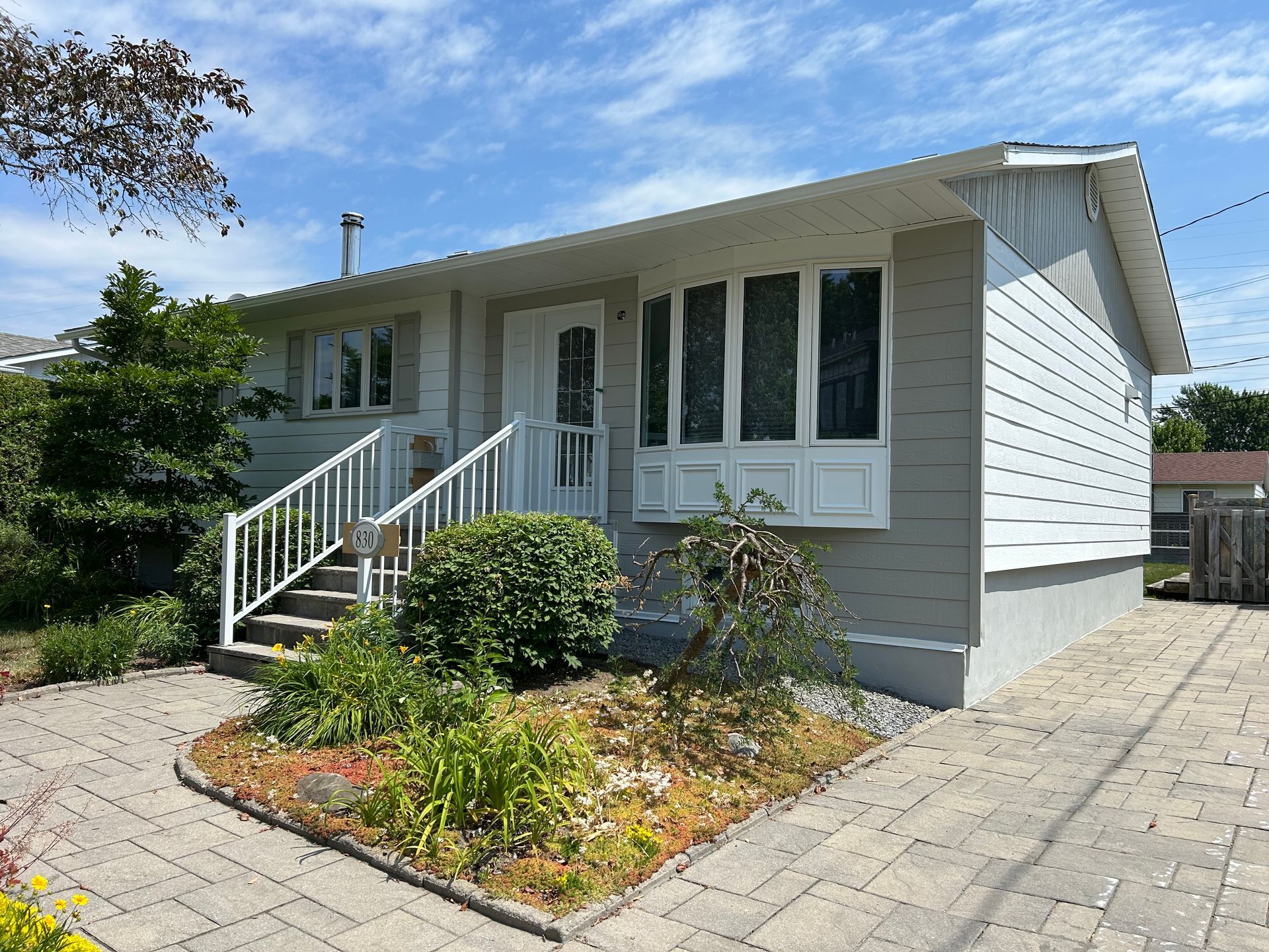 Mur avec peinture écaillée causée par dégât d’eau, réparé par Propeintre