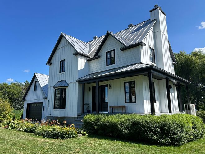 Peinture extérieure d’une maison traditionnelle avec échafaudages en place