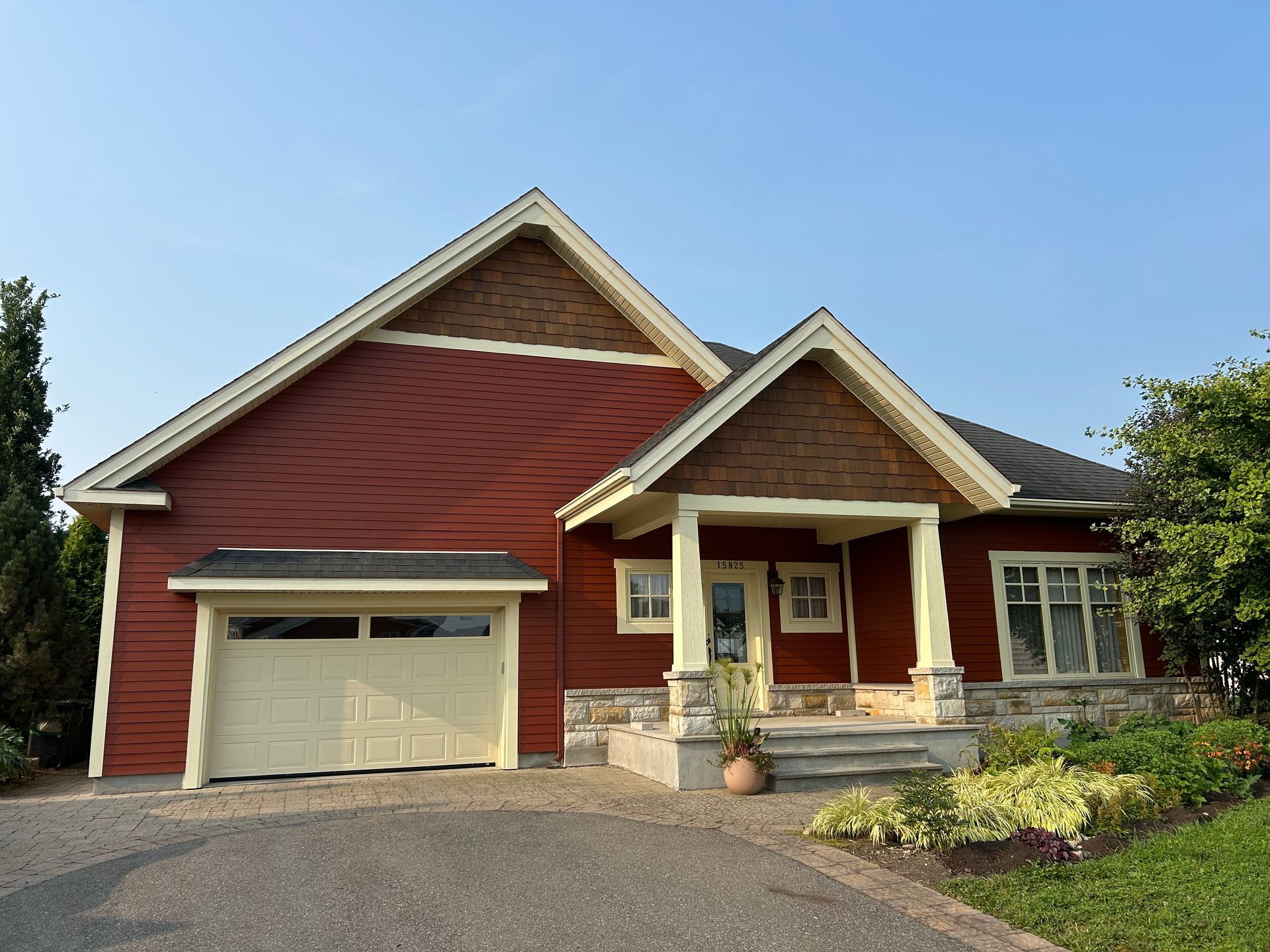 Peinture extérieure professionnelle sur grande maison avec pelouse verdoyante