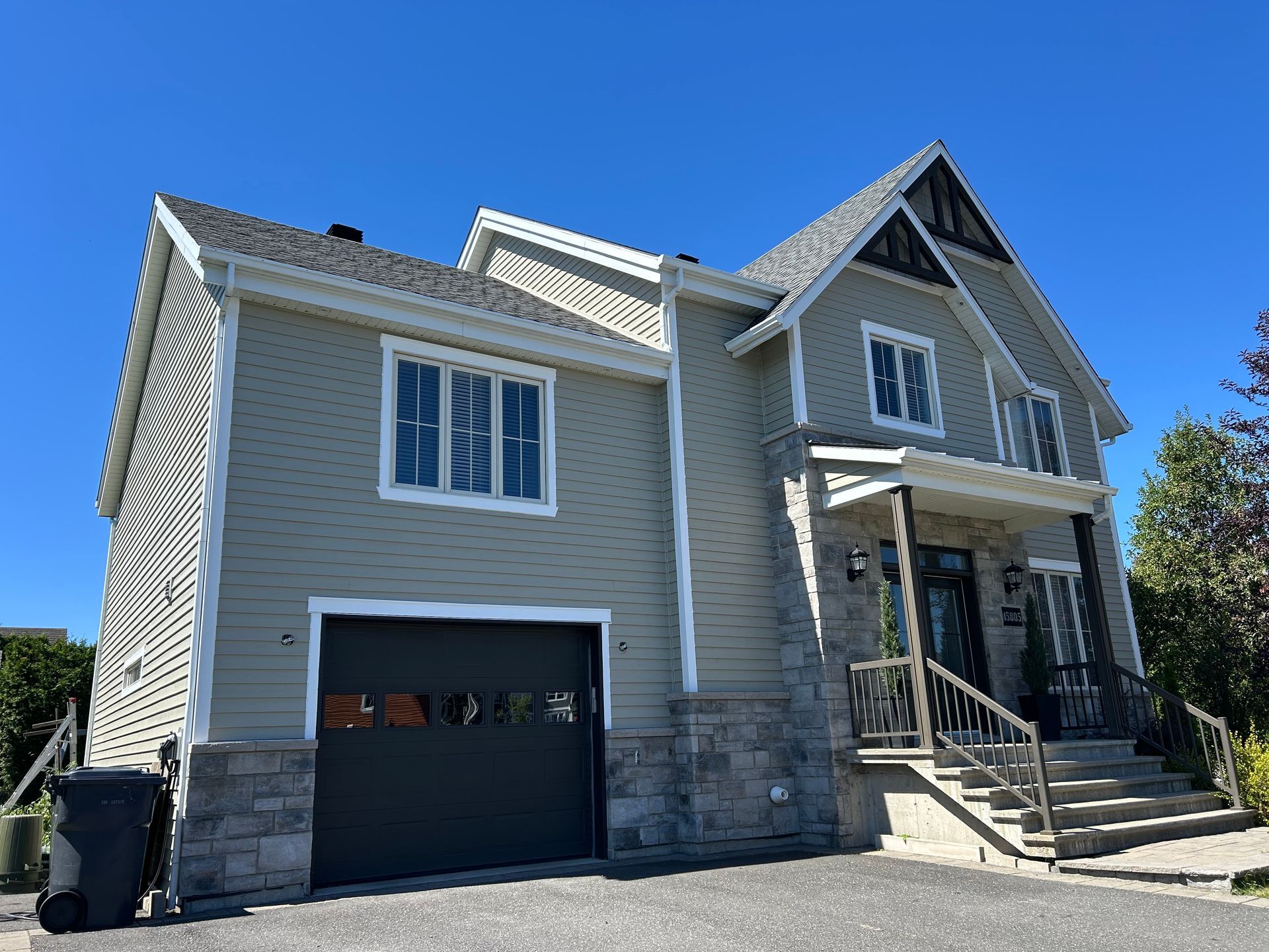 Peinture extérieure traditionnelle et professionnelle sur grande maison avec pelouse verdoyante