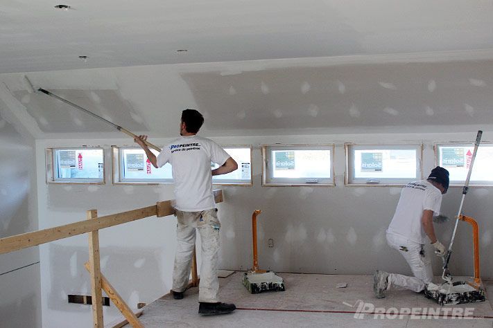 Peinture intérieure dans un cottage de 4 étages à NDG avec deux peintres au travail