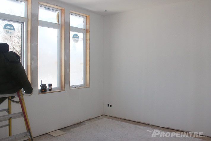 Mur et fenêtres peints chalet NDG intérieur moderne