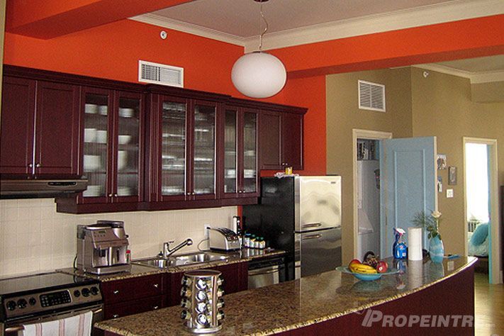 Cuisine moderne de loft peinte en orange vif par les peintres certifiés de Propeintre