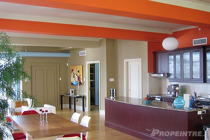 Projet de peinture de loft signé Propeintre avec mur bleu accent et parquet clair