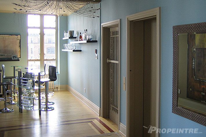 Couloir lumineux avec peinture murale douce et parquet blond