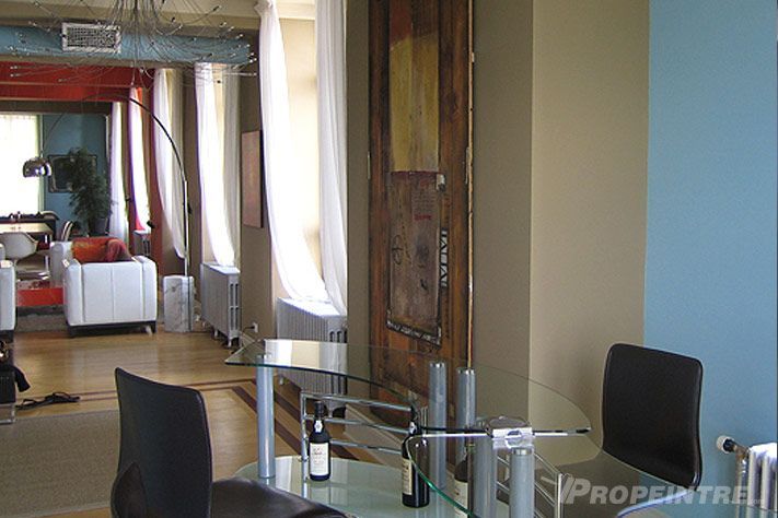 Salon de loft à aire ouverte peint avec soins par une entreprise de peinture professionnelle