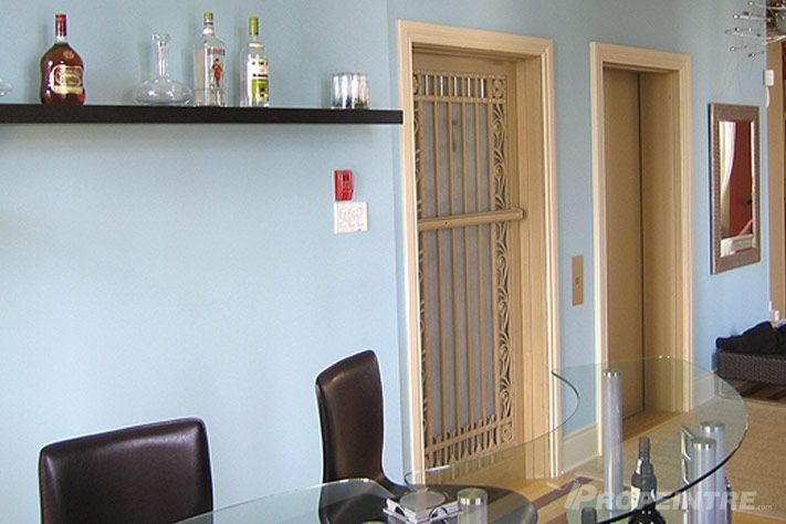 Coin repas peint en bleu pâle avec contraste de boiserie naturelle