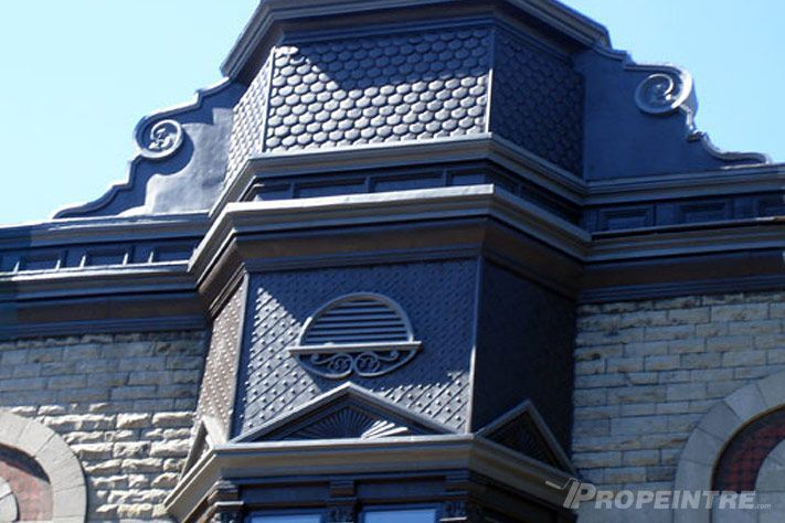 Détail de finition sur architecture patrimoniale peint par entreprise certifiée